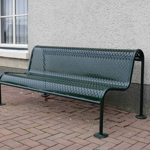 Onze parkbank model Torino uitgevoerd met voetplaten en gecoat in grachten-groen